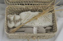 Cargar imagen en el visor de la galería, Cesta de recién nacido. Ranita + patucos + Canela
