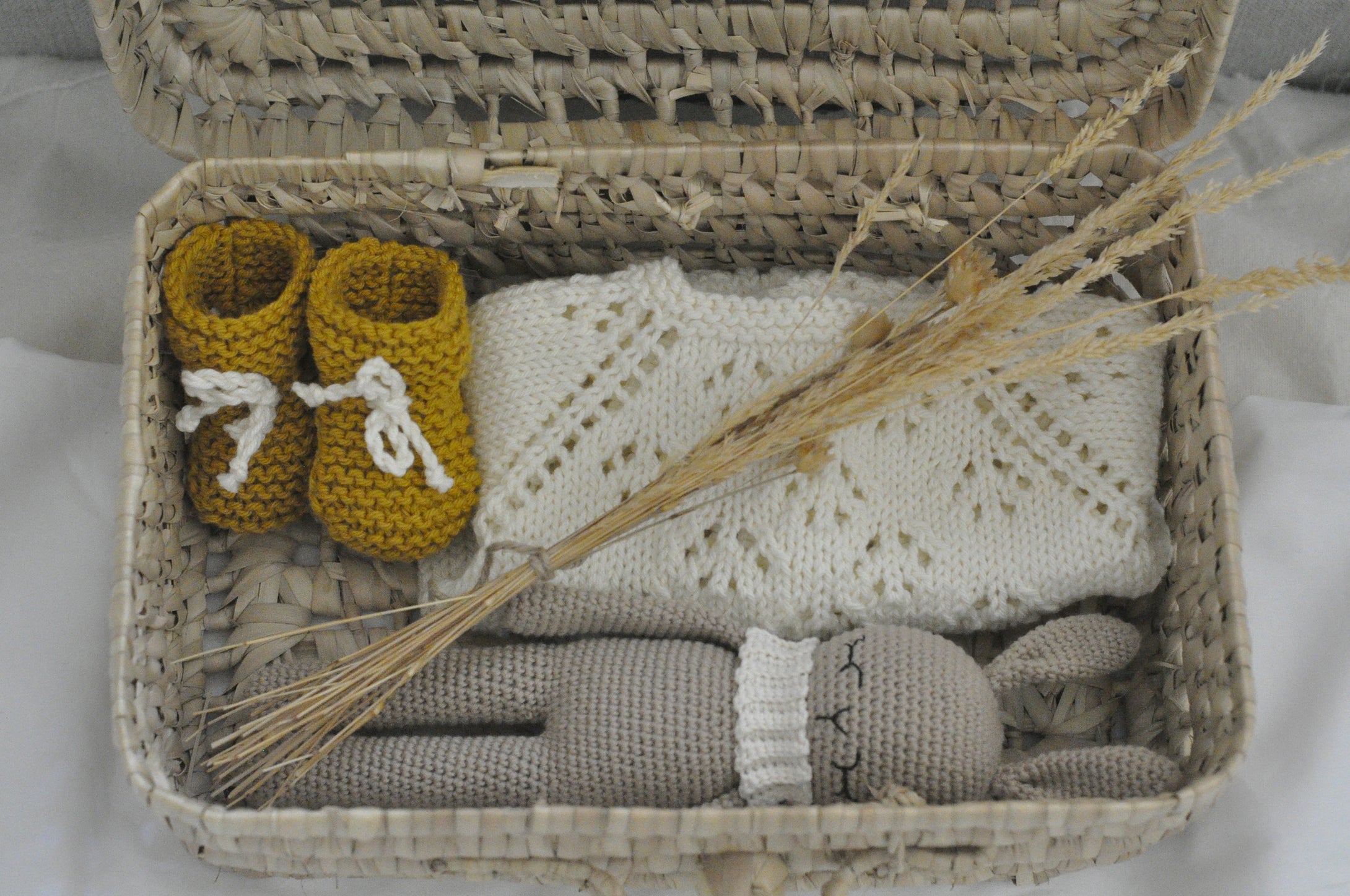 Cesta de recién nacido. Ranita + patucos + Canela