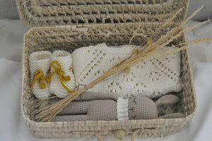 Cesta de recién nacido. Ranita + patucos + Canela